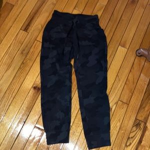Lululemon cropped joggers black camo gently worn size 0